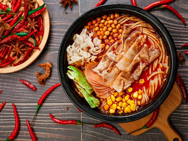 狀元米線好吃不貴，價格實(shí)惠，食材都是由總部工廠直供，保證口味統(tǒng)一多種主食選擇，操作簡單，也不需要大廚，堂食+外帶+外賣，免費(fèi)培訓(xùn)，扶持創(chuàng)業(yè)，無需經(jīng)驗(yàn)即可開一家米線店，大眾消費(fèi)，老少皆宜，全時段可經(jīng)營，總部提供一站式扶持！狀元米線，18年只為一碗好米線