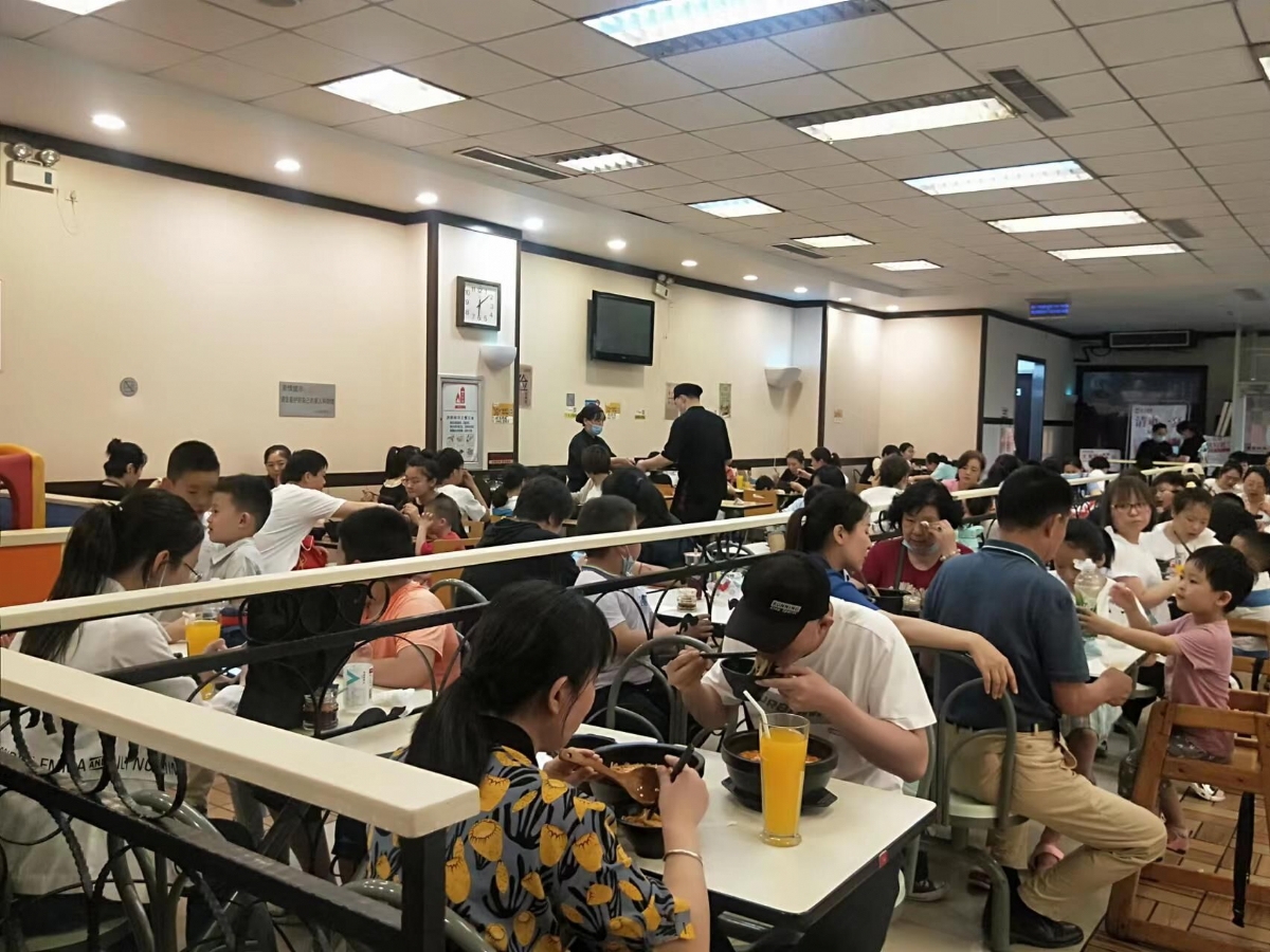 在本地開一家狀元米線需要多少錢？狀元米線公司火熱招商中，沒有餐飲經(jīng)驗(yàn)不用怕，零經(jīng)驗(yàn)小白也能開，總部扶持創(chuàng)業(yè)，30平方米即可  開店，無需廚師，操作簡單，品類豐富，快速出餐，堂食加外賣多平臺接單，開店到后期經(jīng)營總部全程幫扶