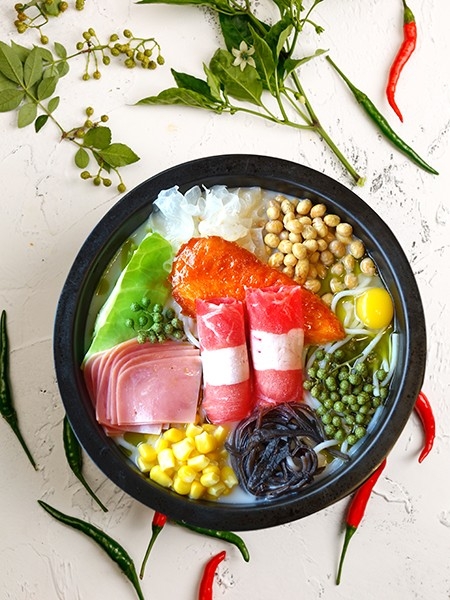 上手快，一個(gè)投資小，好操作的美食餐廳！米線加盟好項(xiàng)目，狀元米線全國合作熱線：400-967-2208