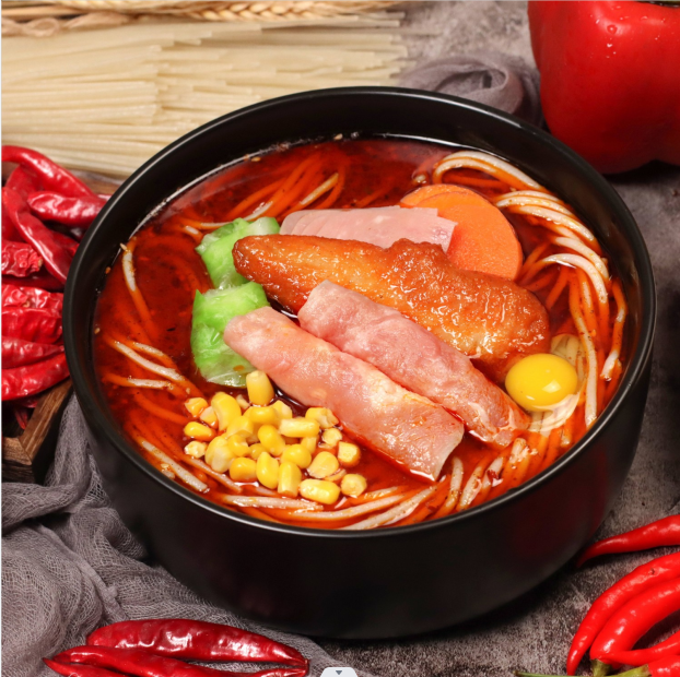 狀元米線始創(chuàng)于2005年，主要以運(yùn)營(yíng)云南風(fēng)情的過(guò)橋米線及各種地方特色小吃為主的全國(guó)連鎖餐飲企業(yè)，20年運(yùn)營(yíng)經(jīng)驗(yàn)，自有工廠扶持！餐飲創(chuàng)業(yè)好品牌！全國(guó)合作熱線：400-967-2208